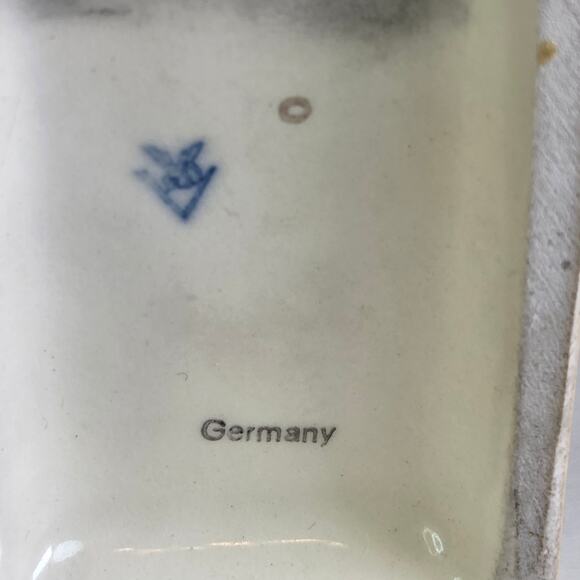 Goebel M.I. Hummel Stormy Weather #71 TMK2 Full Bee Germany 6.5" Figurine - Picture 13 of 16